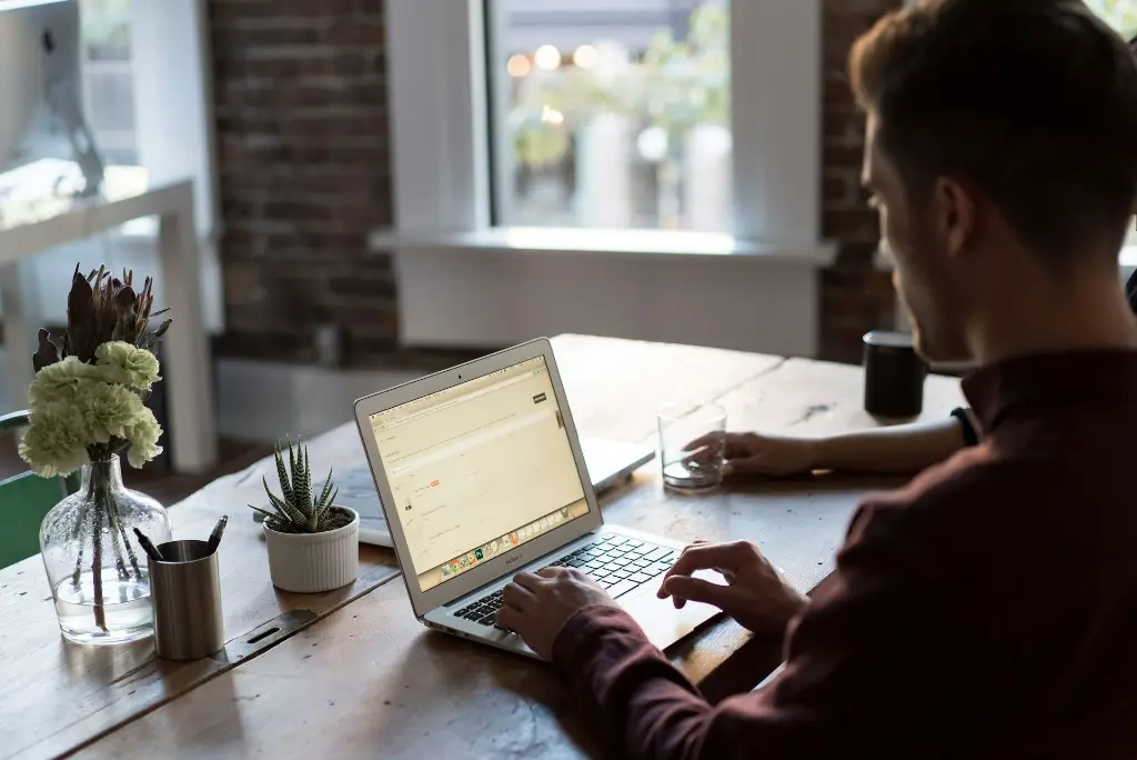 unsplash_C3V88BOoRoM_online-course.webp